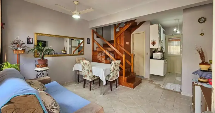 Casa a venda semimobiliada com pátio, 3 dormitórios, suíte, 2 vagas a venda, Humaitá, Porto Alegre