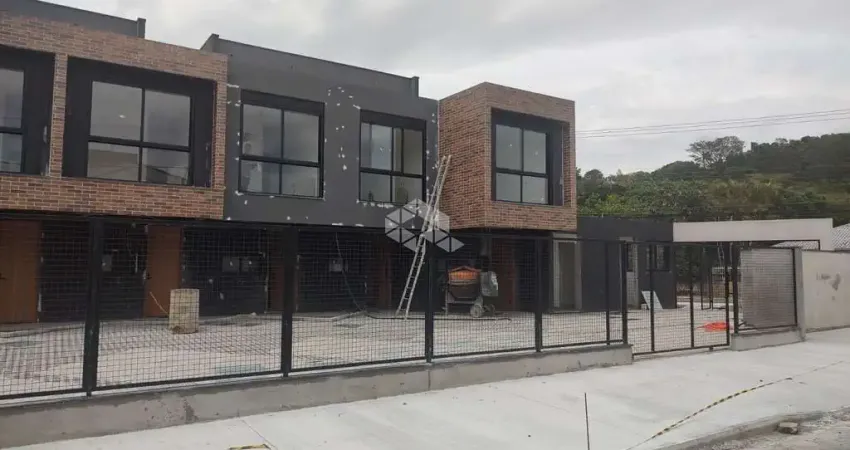 Casa Duplex com 2 suítes vaga e estrutura completa de condomínio, na Cachoeira!