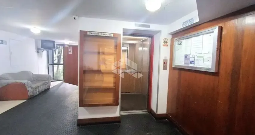 Sala comercial com vaga escriturada, elevador e móveis planejados a uma quadra da av. cristovão colombo