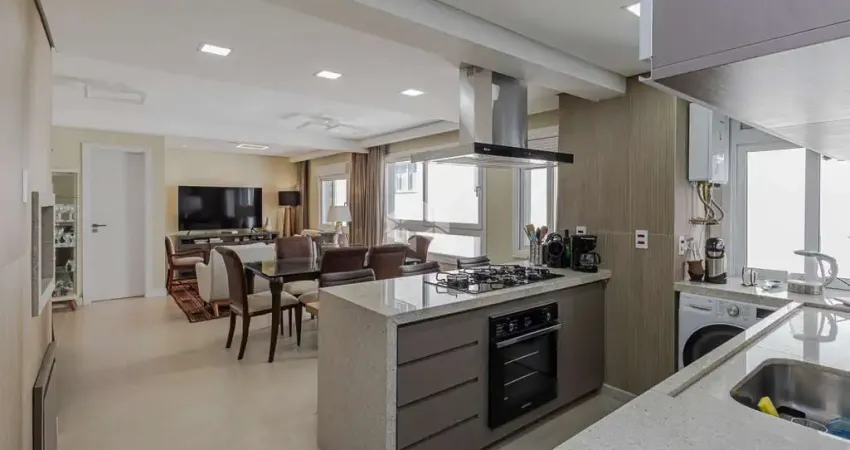 Apartamento semimobiliado com 3 dormitórios e 3 vagas no petrópolis