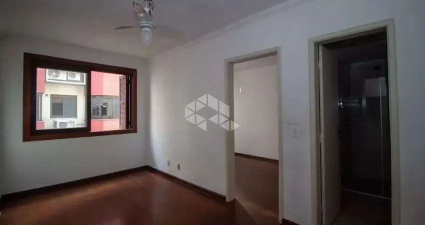 Apartamento com 01 quarto , ampla sala, banheiro e com vaga de garagem.