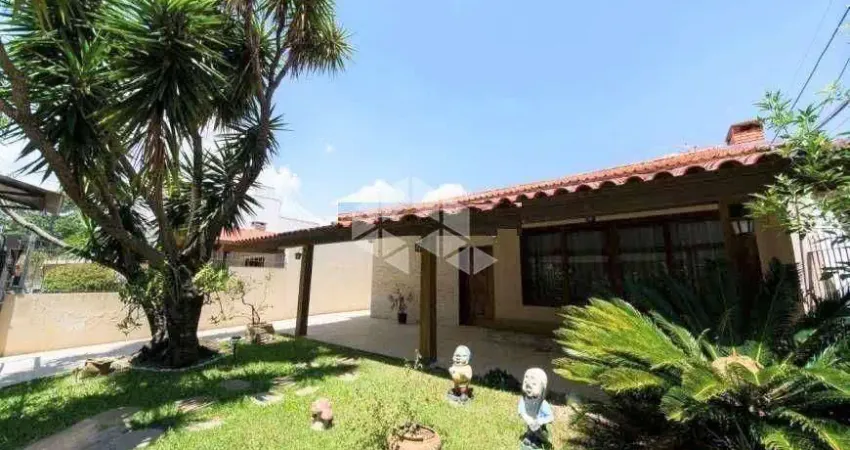 Casa térrea, 3 dormitórios, suite, 5 vagas e piscina em ipanema