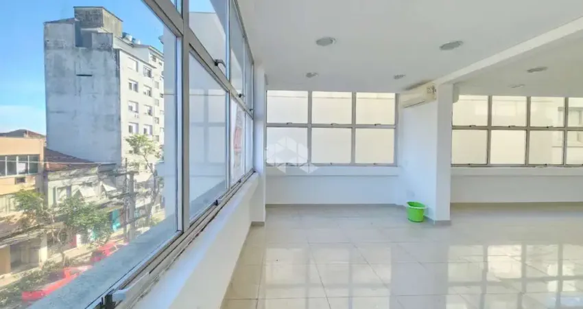 Sala comercial desocupada , de frente, com portaria presencial e vaga de garagem coberta