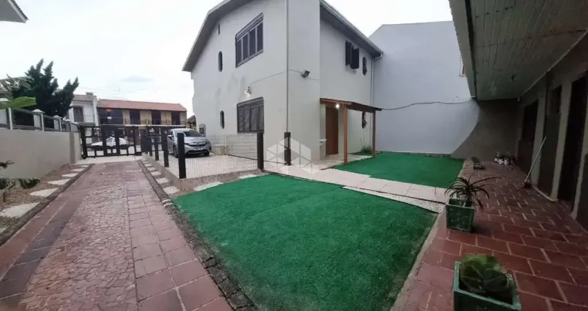 Casa sobrado a duas quadras da paria, 4 dormitórios, 4 vagas de garagens.