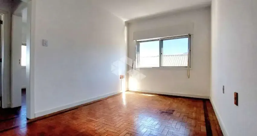 Apto de 2 quartos, prédio com elevador, reformado na silva só