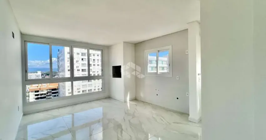 Apartamento de 02 quartos(sendo 01 suíte) com sacada de frente com box/vaga de garagem, bairro centro, capão da canoa.