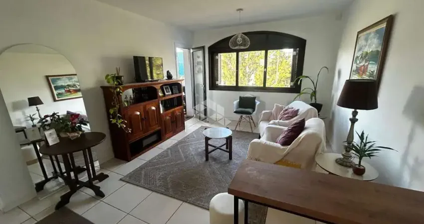 Apartamento de 2 dormitórios de frente com sacada na av. central