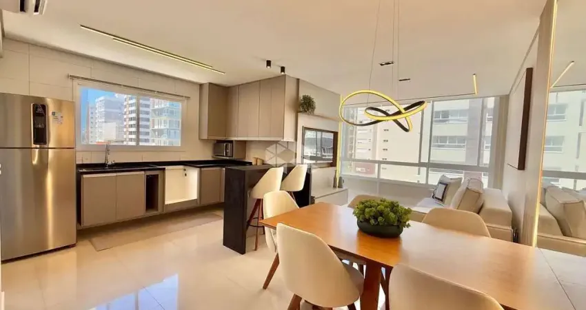 Apartamento de 2 dormitórios (sendo os suíte) mobiliado e decorado com box/vaga de garagem no bairro navegantes em capão da canoa