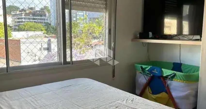 Menino deus - apartamento reformado com 2 dormitórios, 1vg. e baixo custo condominial!