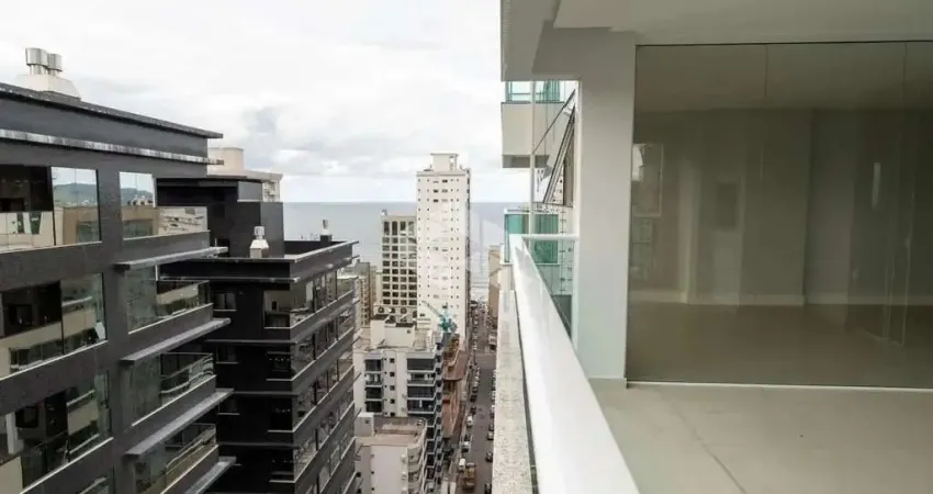 Apartamento com 4 suítes e 2 vagas de garagem no coração da meia praia