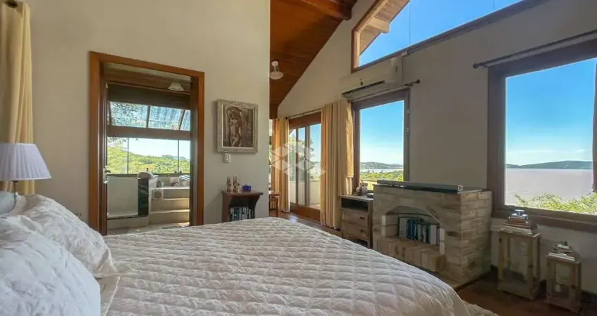 Fantástica casa, vista para o guaiba e por do sol, de cinema, muito verde, 4 pisos.