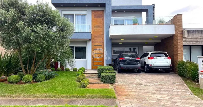 Casa em condomínio com 4 suítes mobiliada e decorada com piscina em capão da canoa