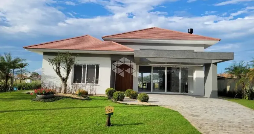 Casa à venda, com 5 dormitórios, 2 vagas/box, no condomínio green village, xangri-lá/rs