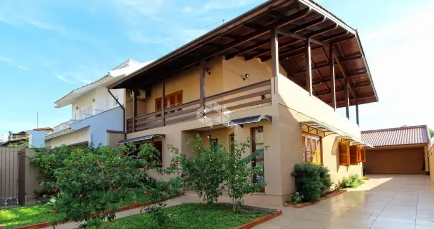 Casa de 252m², com 4 quartos, 3 banheiros e 2 vagas no bairro moinhos de vento