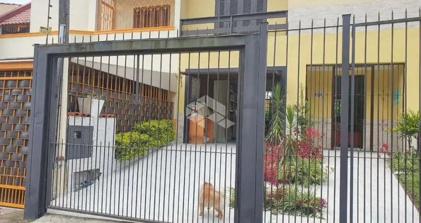 Casa com 3 dormitórios, 1 suite, mobiliada, sacada, garagem fechada, em porto alegre