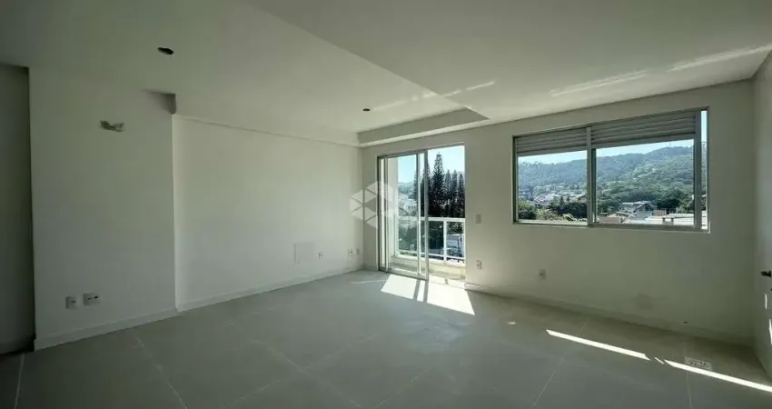 Duplex com 2 dormitórios, sendo 2 suítes, 2 vagas de garagem no bairro joão paulo em florianópolis/sc.