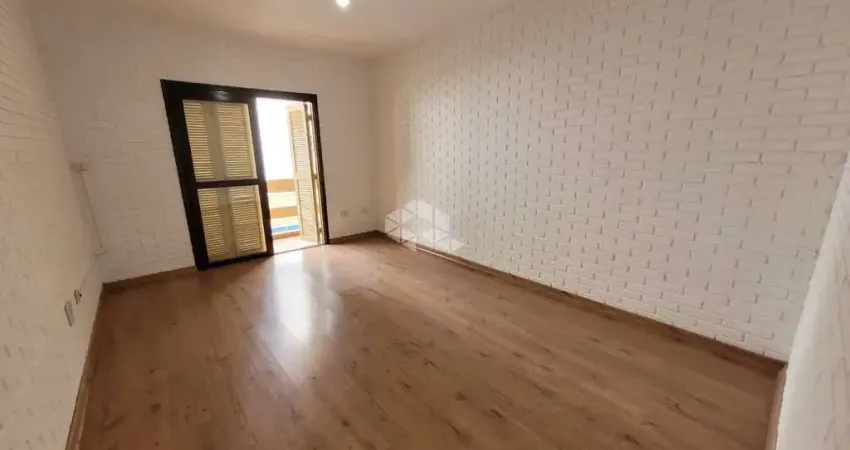 Apartamento 1 dormitório, com sacada, cozinha/área de serviço e banheiro.