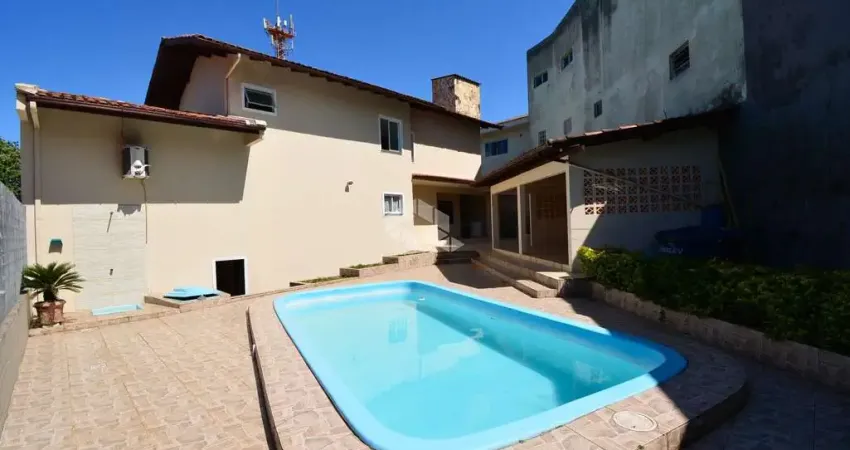 Casa residencial à venda com 3 quartos sendo 1 suíte e 2 vagas de garagem no bairro barreiros em são josé/sc.