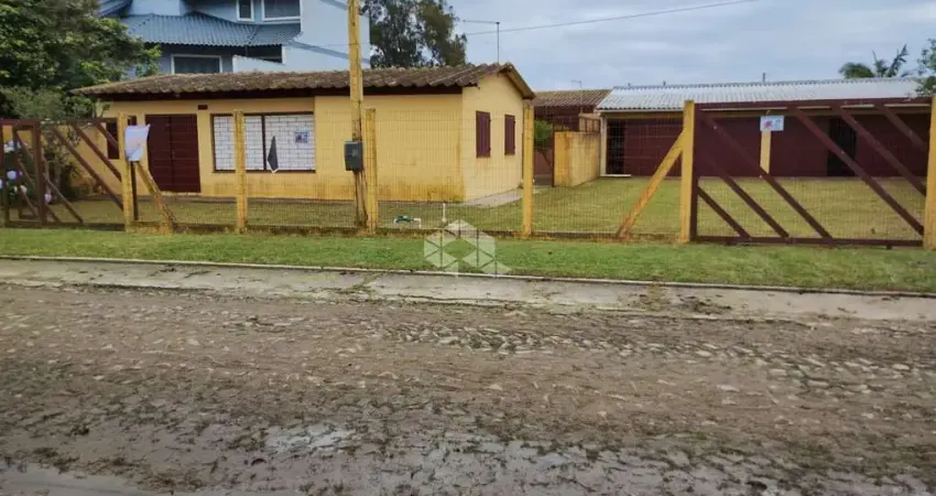 Excelente casa de 200 m² privativos em 2 terrenos com área de 600 m² próxima ao comércio em mariluz