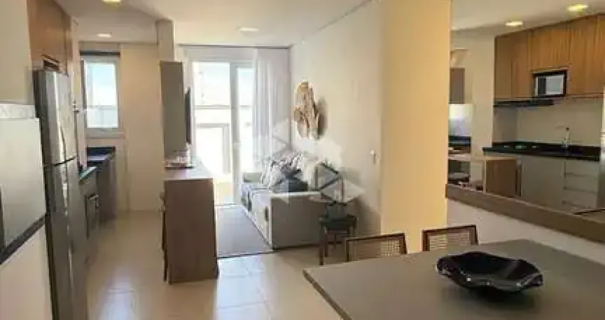 Apartamento mobiliado com 02 dormitórios, (sendo 01 suíte), living integrado com a sacada, no bairro Navegantes em Capão da Canoa/RS.