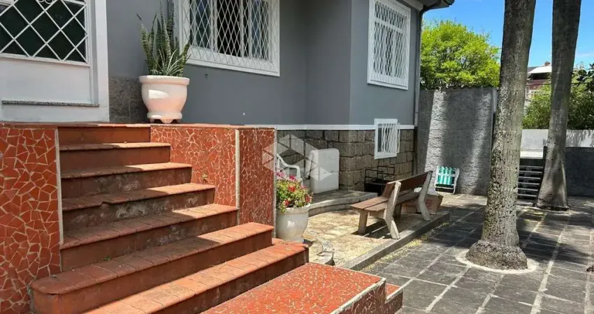 Casa com 3 dormitórios, sala ampla, pátios, garagem fechada,153,00 m² privativos para venda no bairro Nonoai