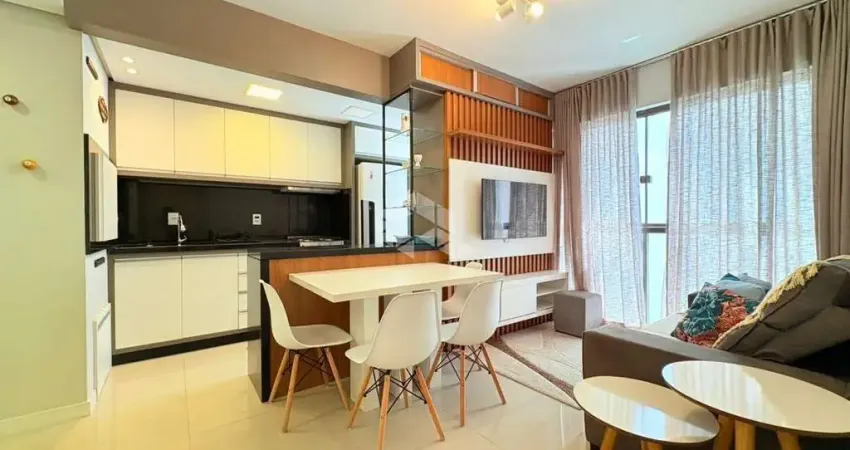 Apartamento 2 dormitórios 1 suíte mobiliado e decorado com box/vaga de garagem no bairro navegantes, capão da canoa