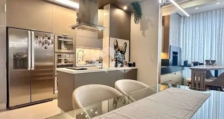 Apartamento mobiliado com 2 quartos sendo 1 suíte e 3 vagas de garagem no estreito florianópolis