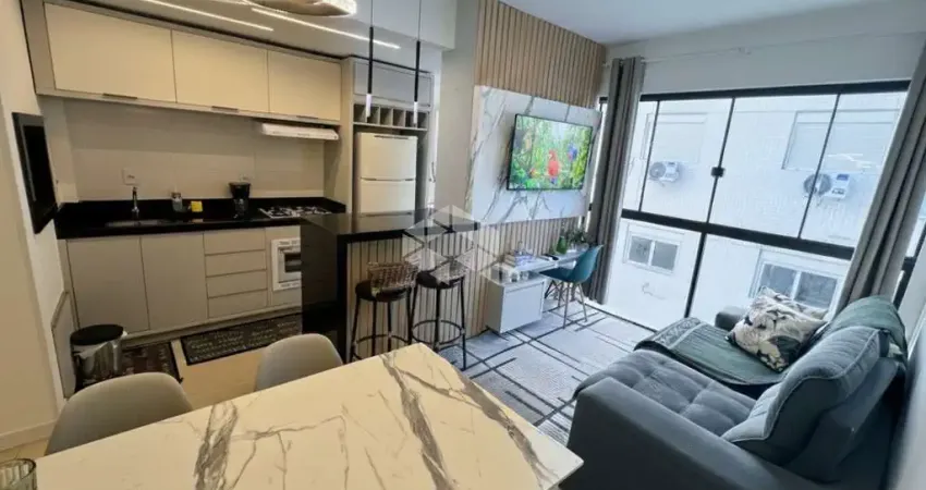 Apartamento de 2 dormitórios sendo 1 suíte mobiliado com bxo/vaga de garagem em Capão da Canoa