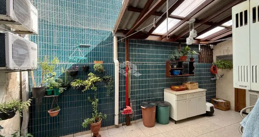 Apartamento térreo com pátio, 3 dormitórios no bairro São João em Porto Alegre-RS!