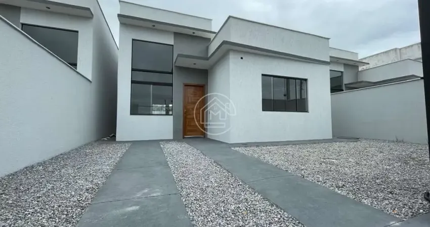 Casa independente  e moderna conta com pé direito alto