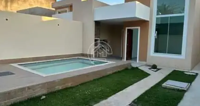 Casa linear com 3 quartos, quintal, área gourmet e piscina, localizada no Villag