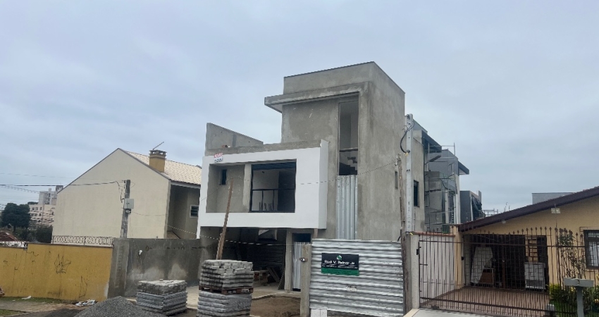 Lindo sobrado triplex com 3 quartos com suíte com 134 m² privativos no bairro Novo Mundo Curitiba
