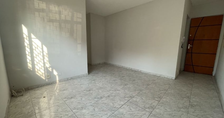 Apartamento térreo, 3 quartos, vaga de garagem, vai andando para o centro de CG