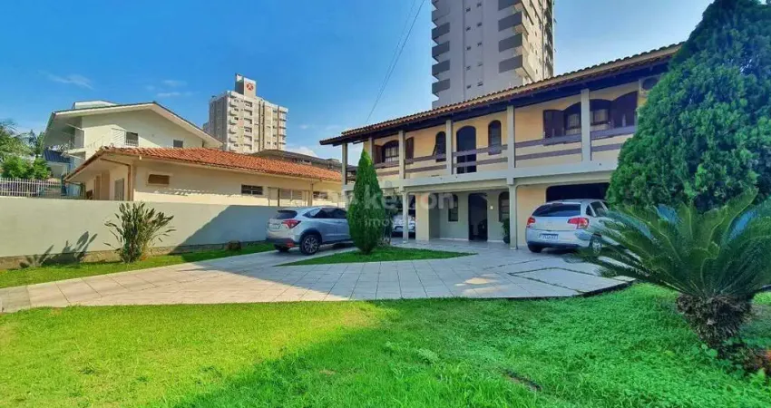 Oportunidade de Casa no Centro de Tubarão com 4 Quartos e Amplo Terreno