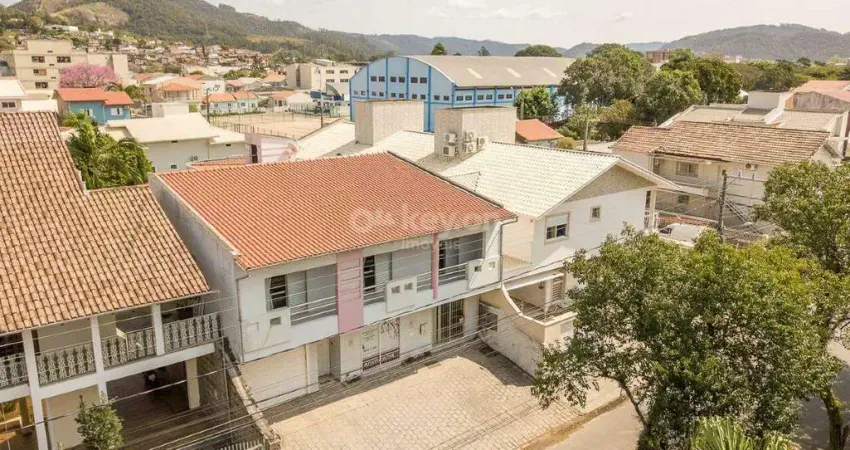 Casa Duplex com Espaços Generosos e Área de Lazer Deslumbrante