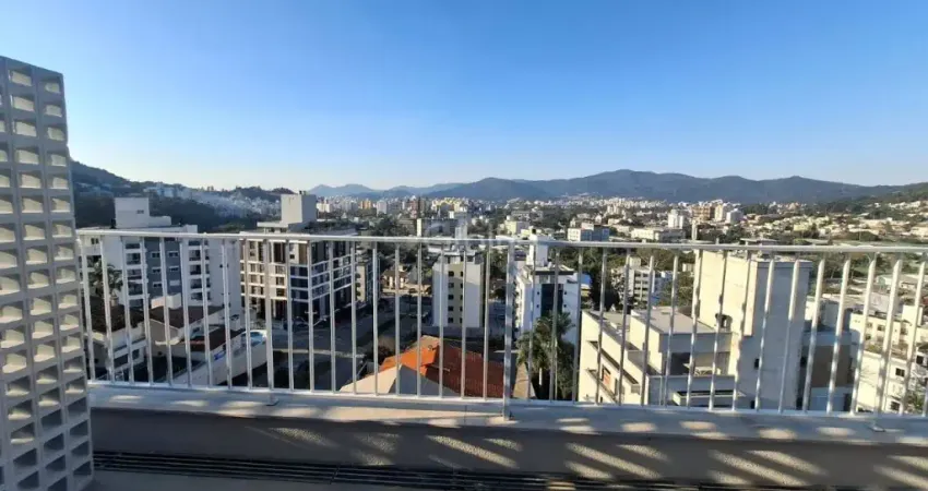 Cobertura studio moderna com dormitório e sacada no bairro carvoeira em florianópolis