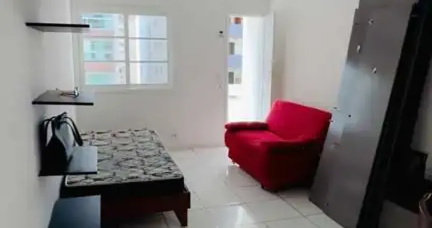 Excelente apartamento a 3 quadras da praia, com sacada, frente.