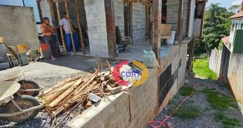 Casa em construção à venda no condomínio Arujazinho I, II e III!