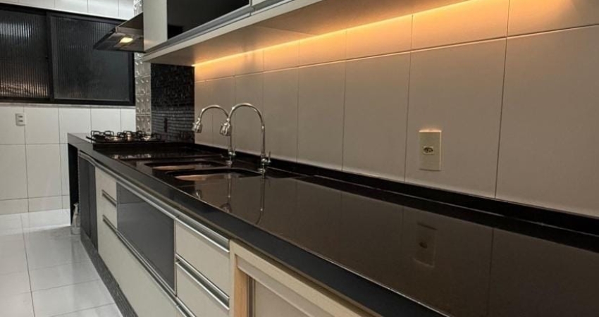 Apartamento reformado com 3 suítes, 2 vagas, nascente