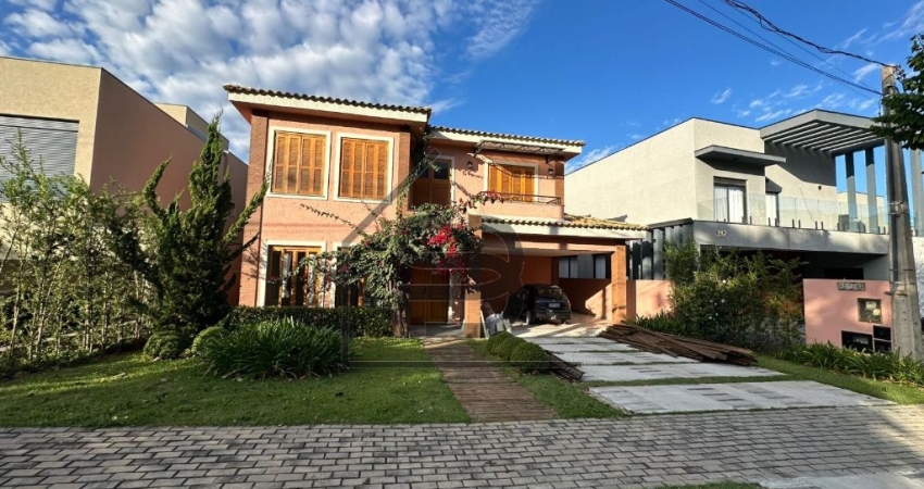 Casa para Locação Condomínio Portal de Bragança, 340m² de área construída e possui 4 suítes mais 1 suíte de hospede, espaço gourmet com ilha, um deck com hidromassagem  e 4 vagas de garagem, Bragança 