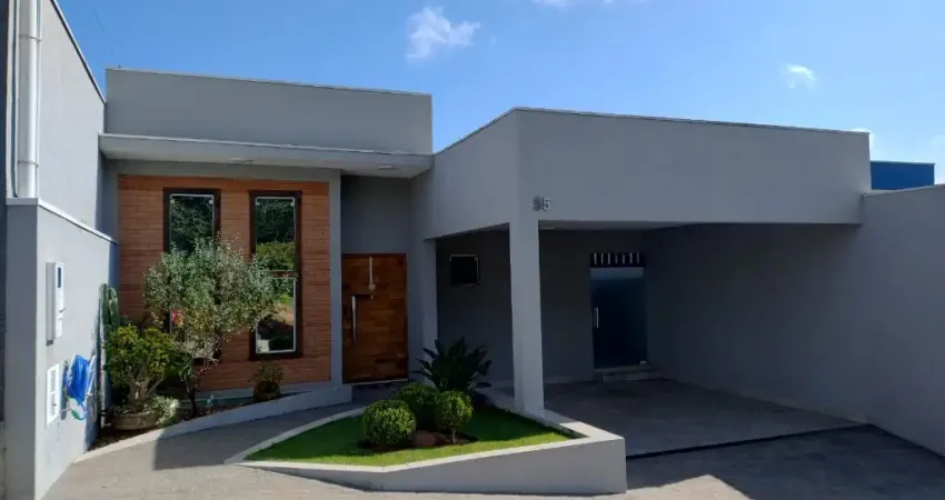 Casa térrea à venda e para permuta no Condomínio Portal da Serra, 3 dormitórios sendo 1 suíte master com banheiro e closet, espaço gourmet espaçoso, quintal, 2 vagas de garagem coberta, Bragança Pauli