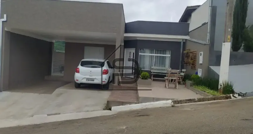 Casa térrea à venda Condomínio Portal da Serra, 3 dormitórios, sendo 2 suítes, closet, sala de 3 ambientes, área gourmet, lavabo, lavanderia, quintal com piscina e garagem para 2 carros, Bragança Paul