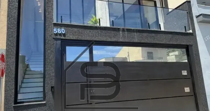 Lindo Sobrado à Venda com 3 dormitórios, sendo 1 suíte ampla, com armários planejados e mesa de escritório, cozinha planejada e equipada, Cervejeira Geladeira, Torre quente com forno e micro-ondas, Co