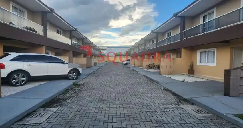 Sobrado em Condominio com 3 dormitórios e Quintal em São José dos Pinhais/PR