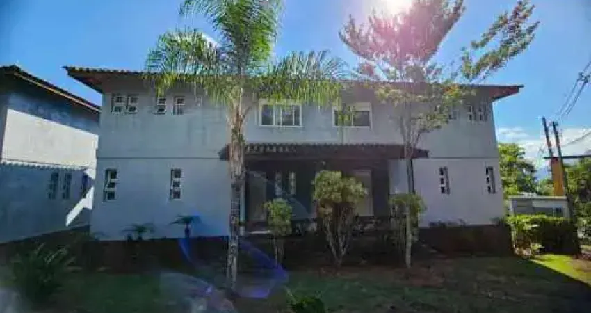 Para moradia, lazer e/ou investimento, essa casa semi-isolada possui 3 suítes, com vista para a mata atlântica, em área nobre de ilhabela-sp