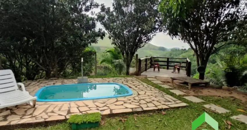 Sitio com 20.000 m2, na sede com 4 quartos, 2 suites, piscina e area gourmet em Ipiabas