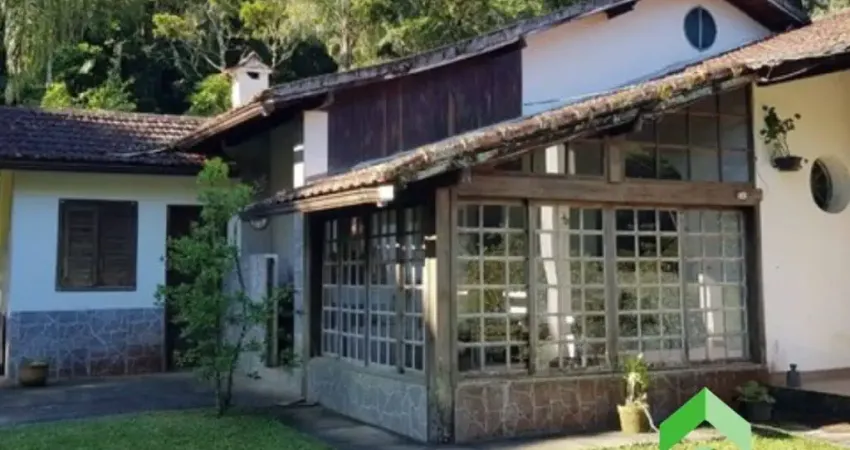 Sitio com 2 Casas, Piscina, Área Gourmet, Pasto, Plantio de Eucalipto com 16 Alqueires