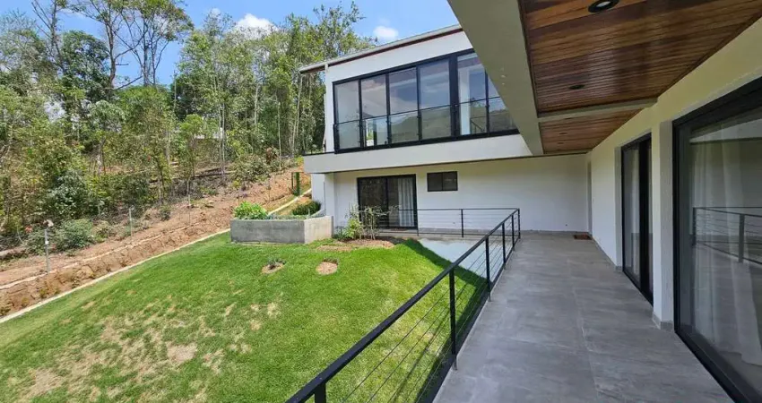 Casa Nova com Vista Deslumbrante para a Mata!