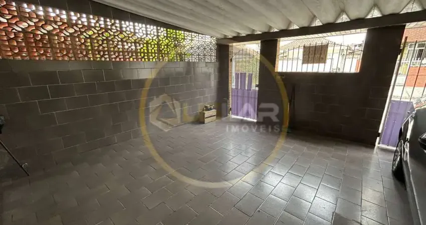 Casa térrea de 2 dormitórios e garagem por R$ 340 mil - Caneleira / Santos