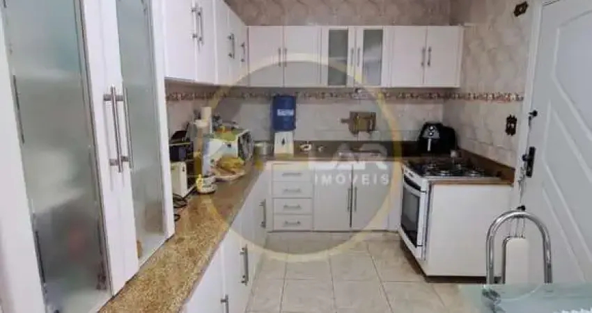 sobrado com 2 casas, uma de 3 drms ( frente) e outra de 2 dorms (fundos)